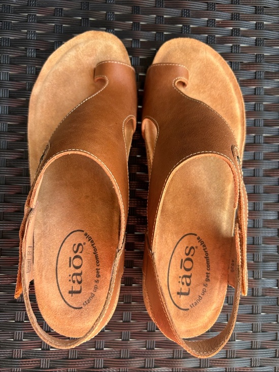 NWOB TAOS Fame Leather Toe Loop Comfort Sandals, Size 8 8.5 EU 39